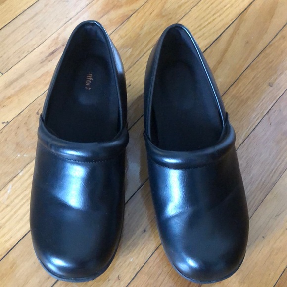 SafeTStep Shoes - SafeTStep Comfort clogs size 8.5 W